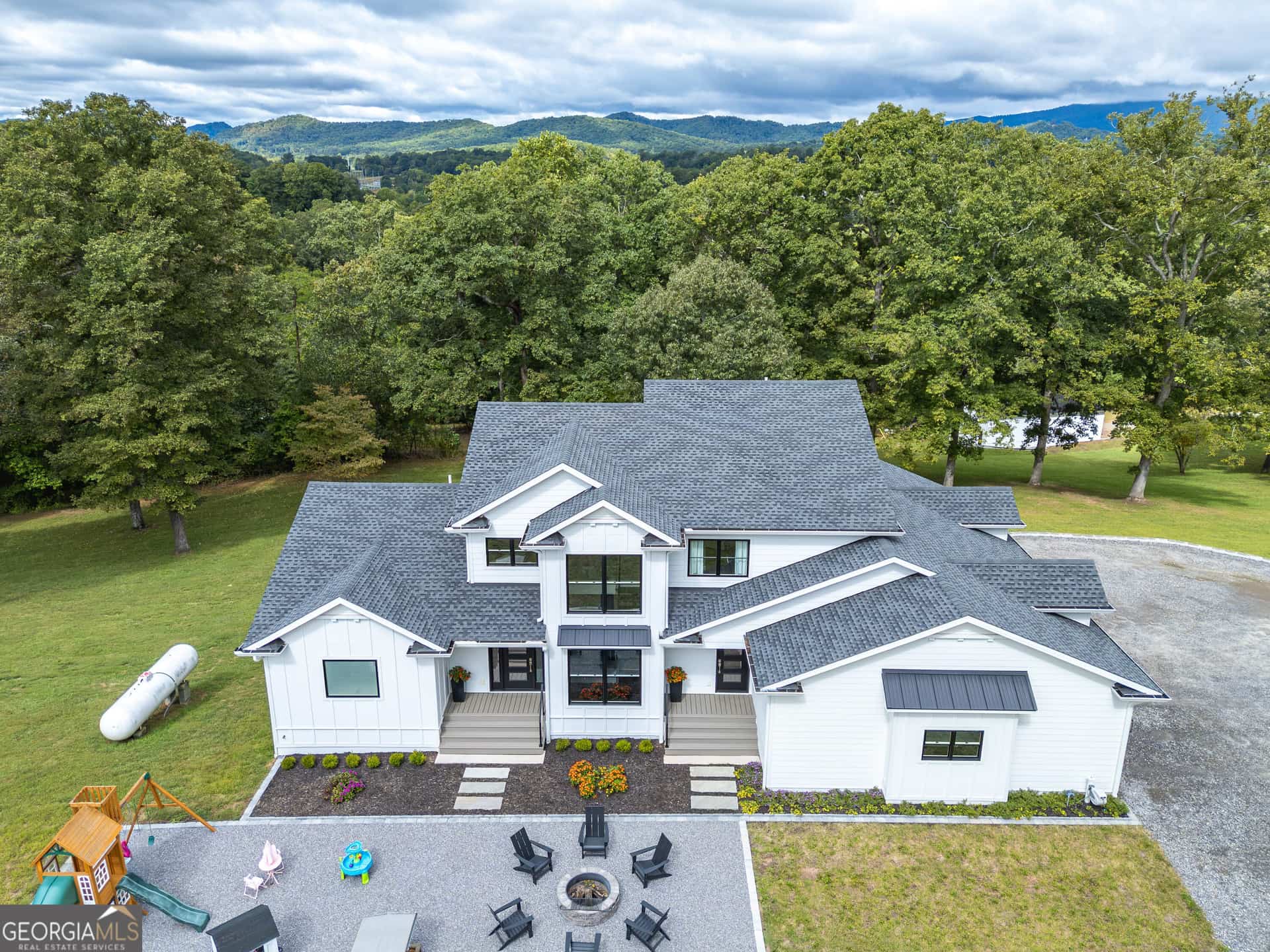 300 Sherwood Forest DR, Hayesville, NC 28904