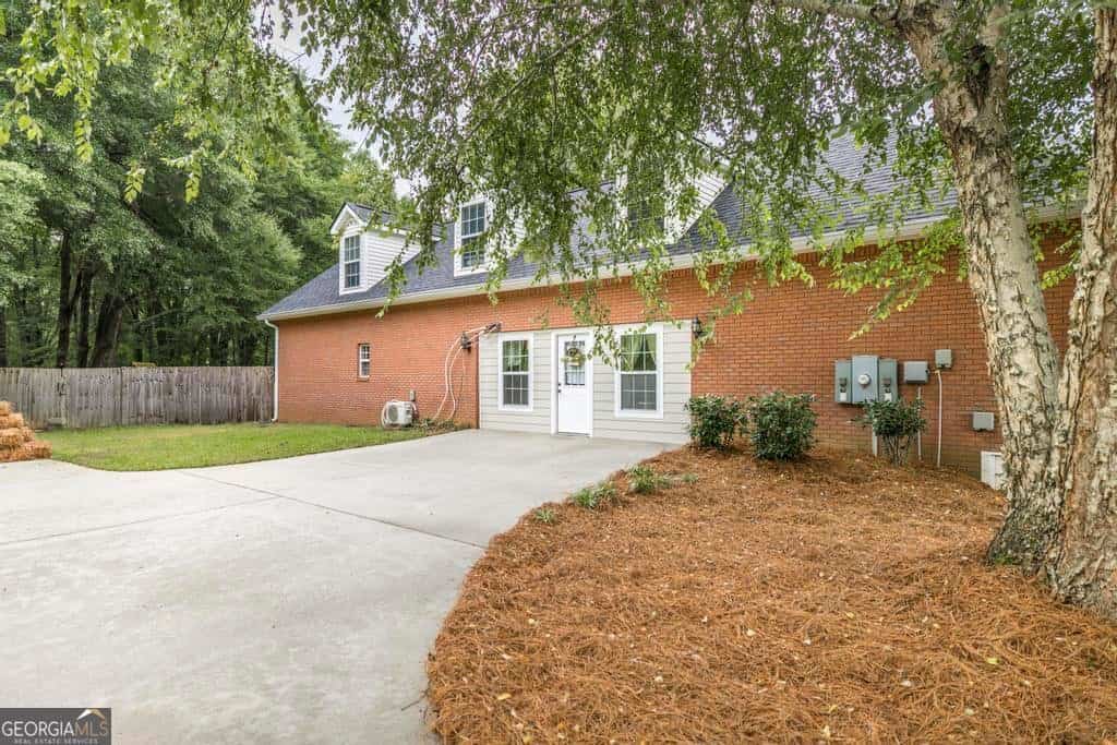 Listing photo 6