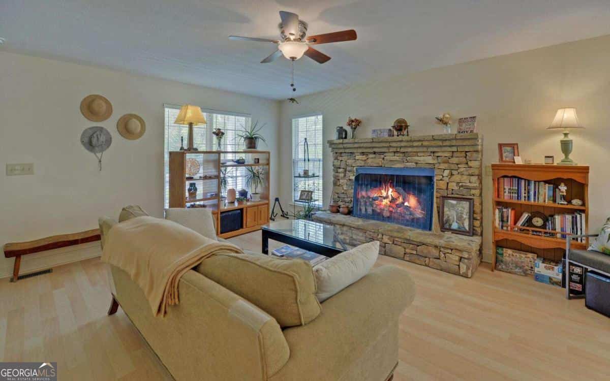 Listing photo 6