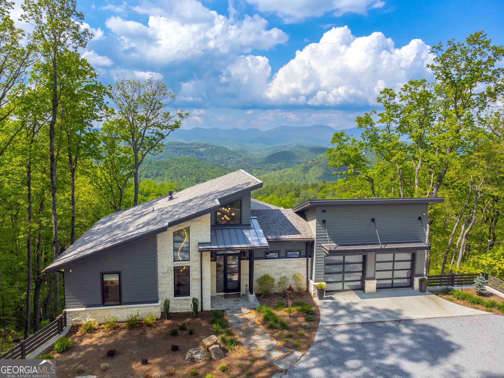 377 Charmont DR, Tiger, GA 30576