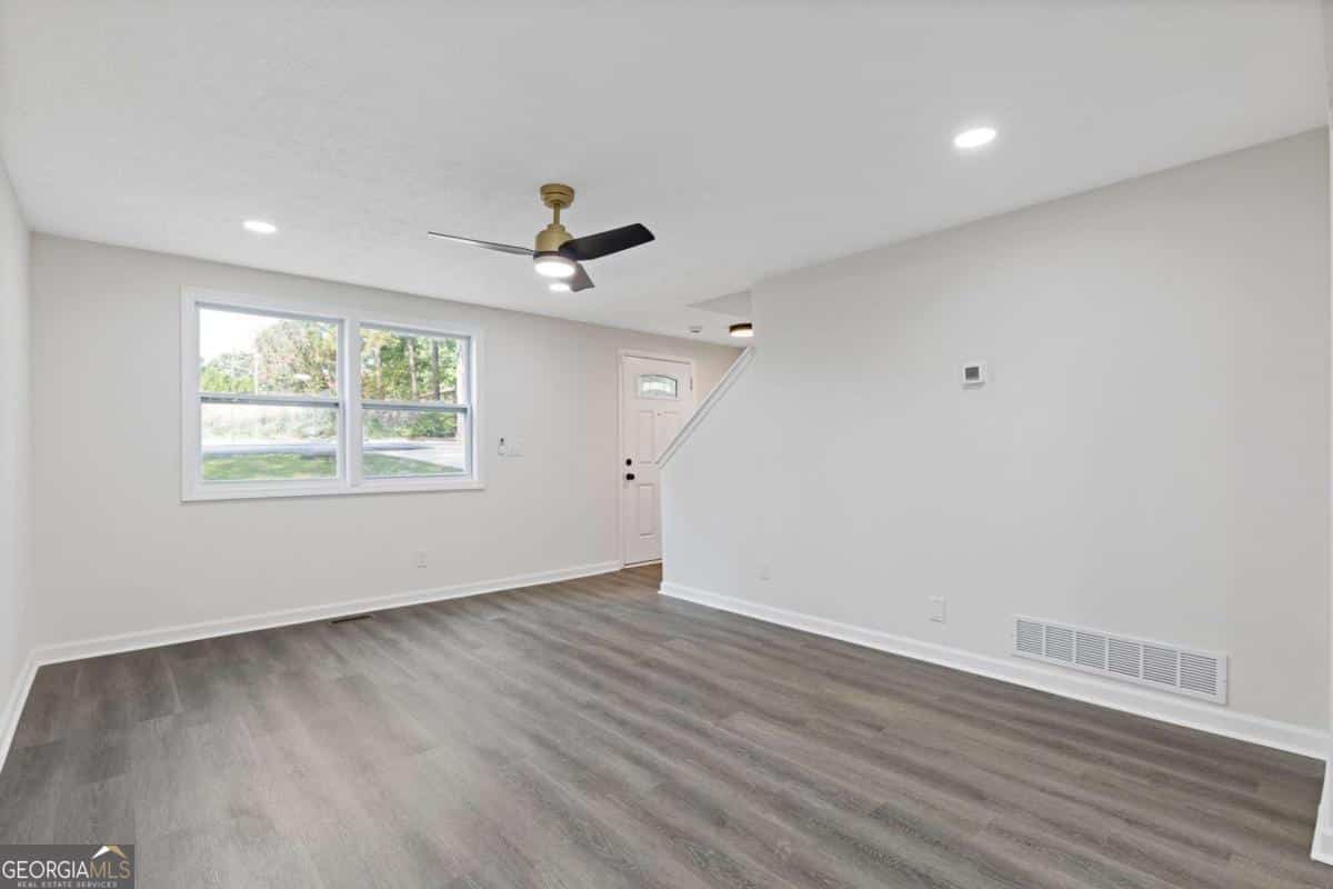 Listing photo 6