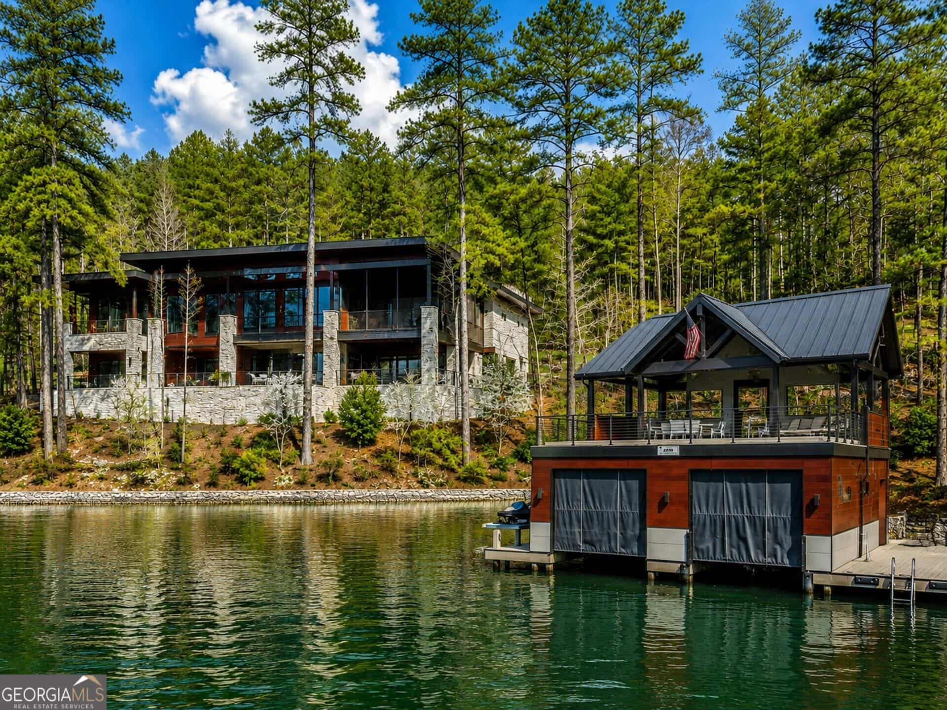 565 Wildflower CIR, Clarkesville, GA 30523