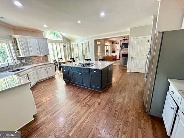Listing photo 2