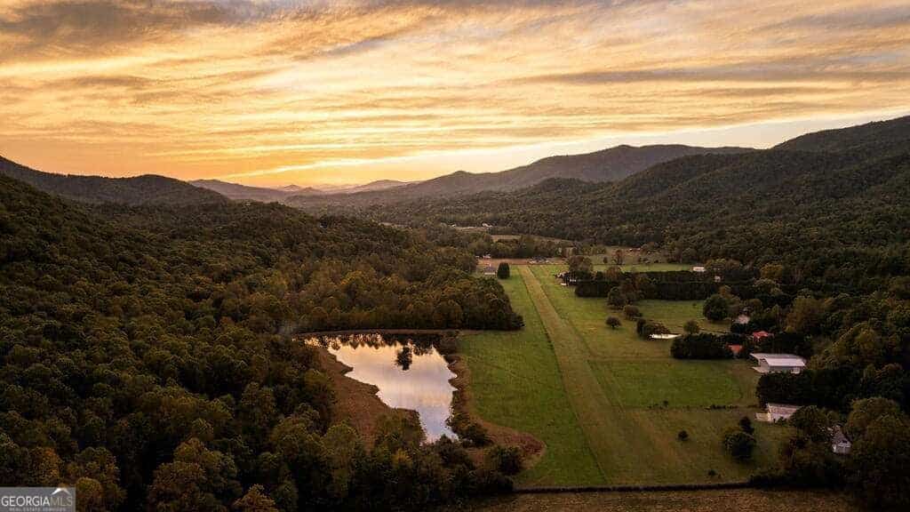 360 Serenity LN, Hayesville, NC 28904