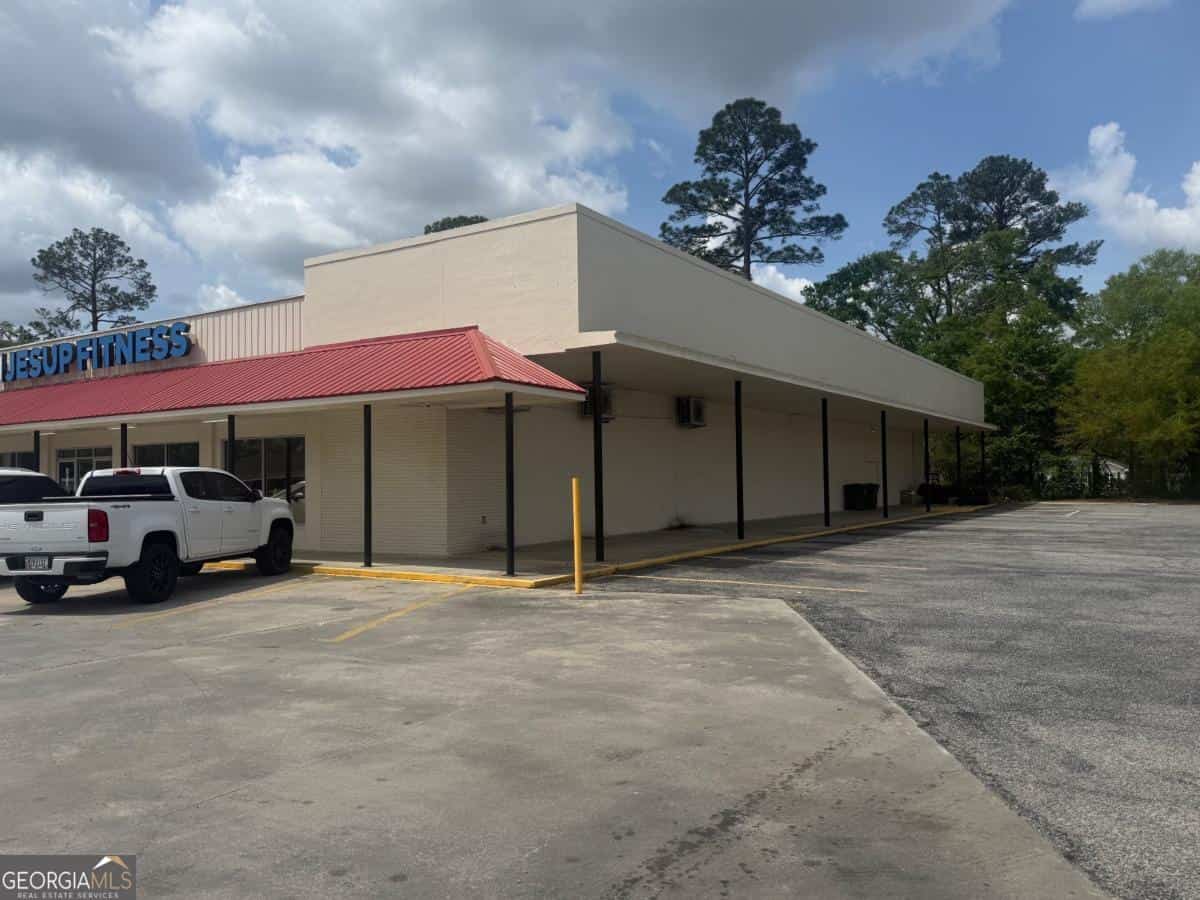 348-354 S First ST, Jesup, GA 31545