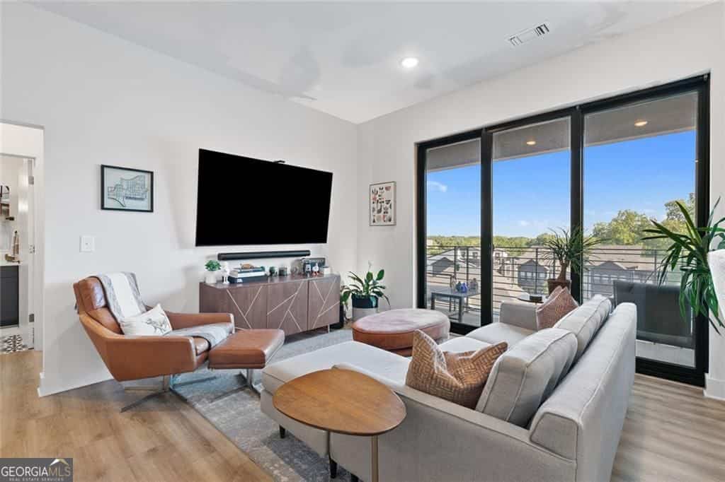 Listing photo 6