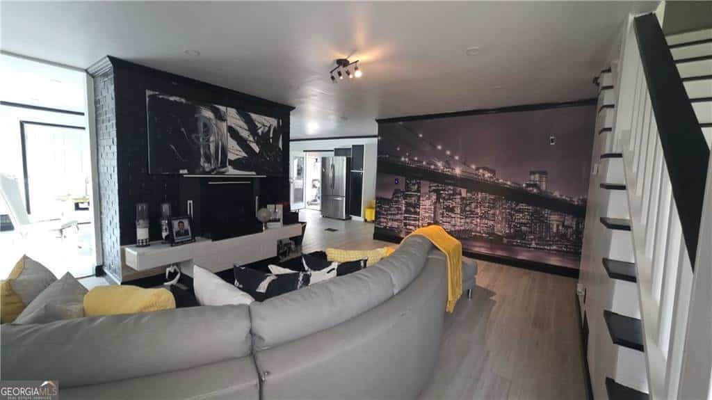 Listing photo 3