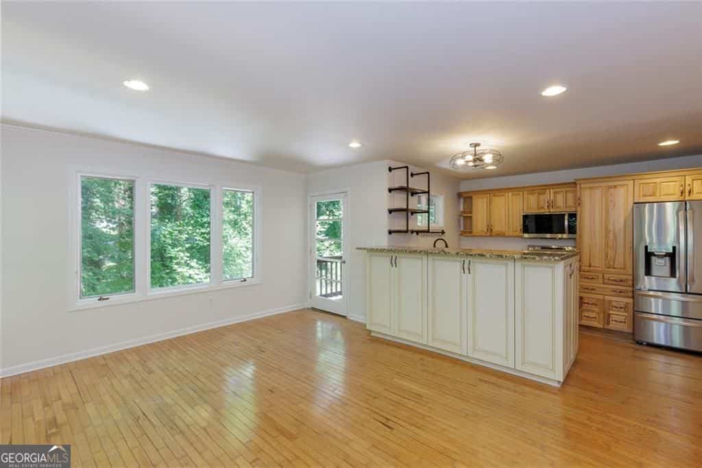 Listing photo 6