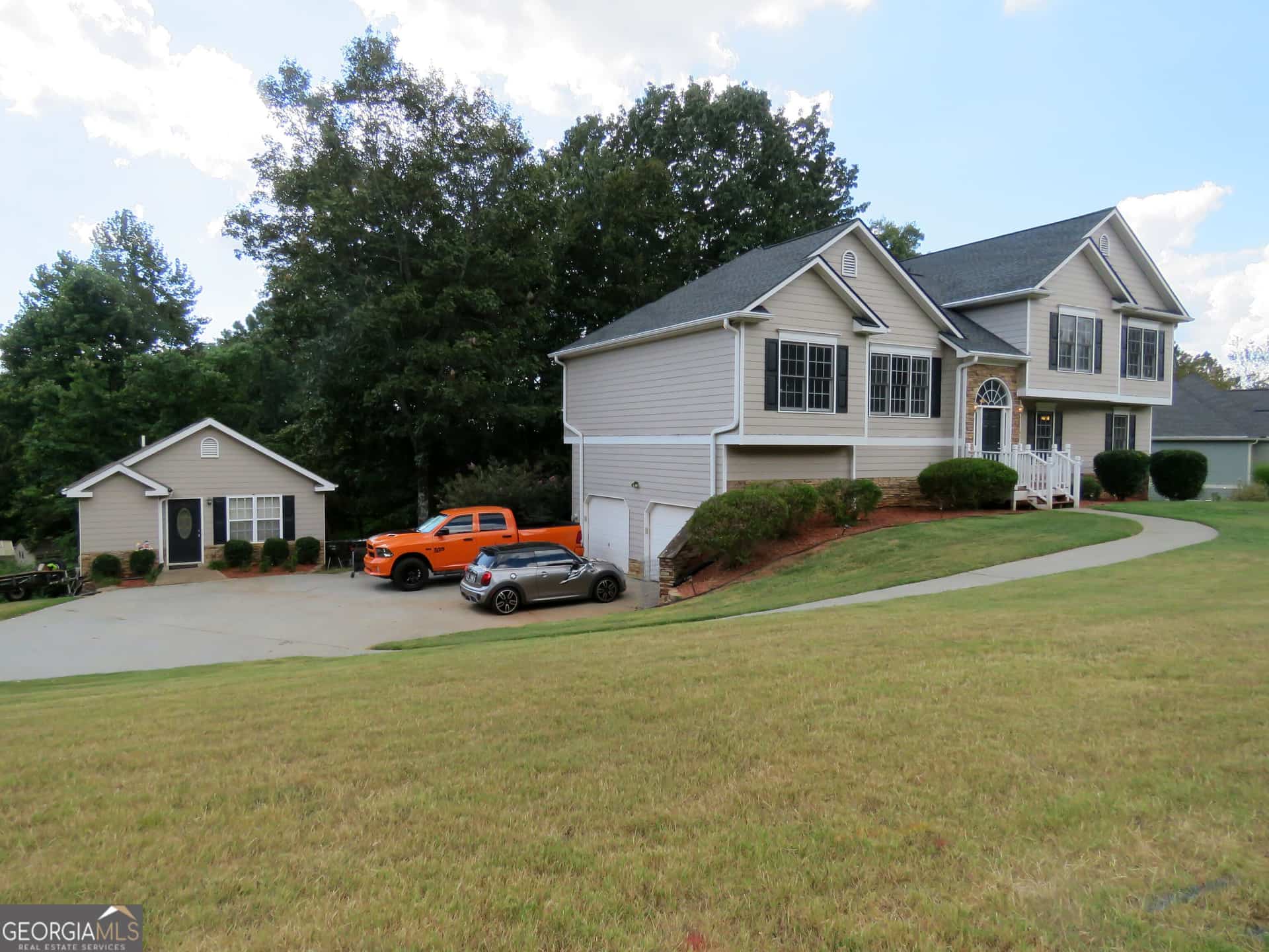 Listing photo 2