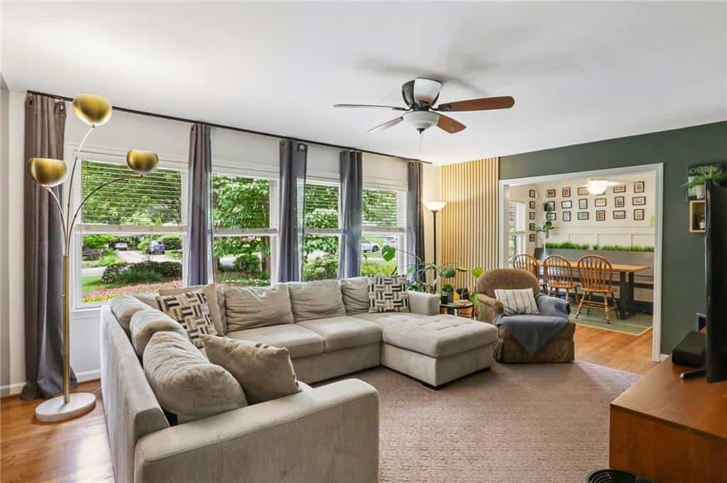 Listing photo 3