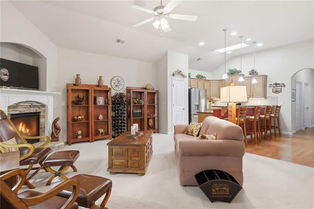 Listing photo 3