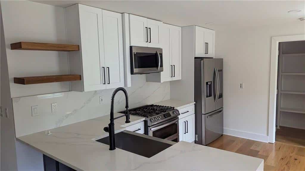 Listing photo 6