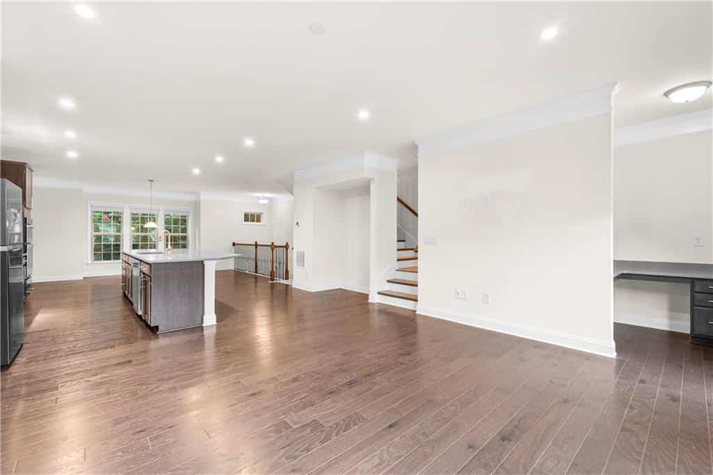 Listing photo 6