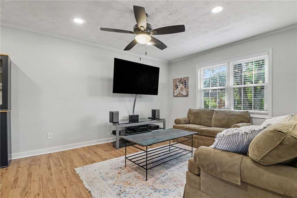 Listing photo 3