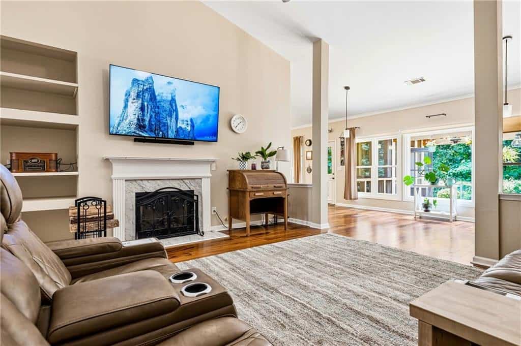 Listing photo 2