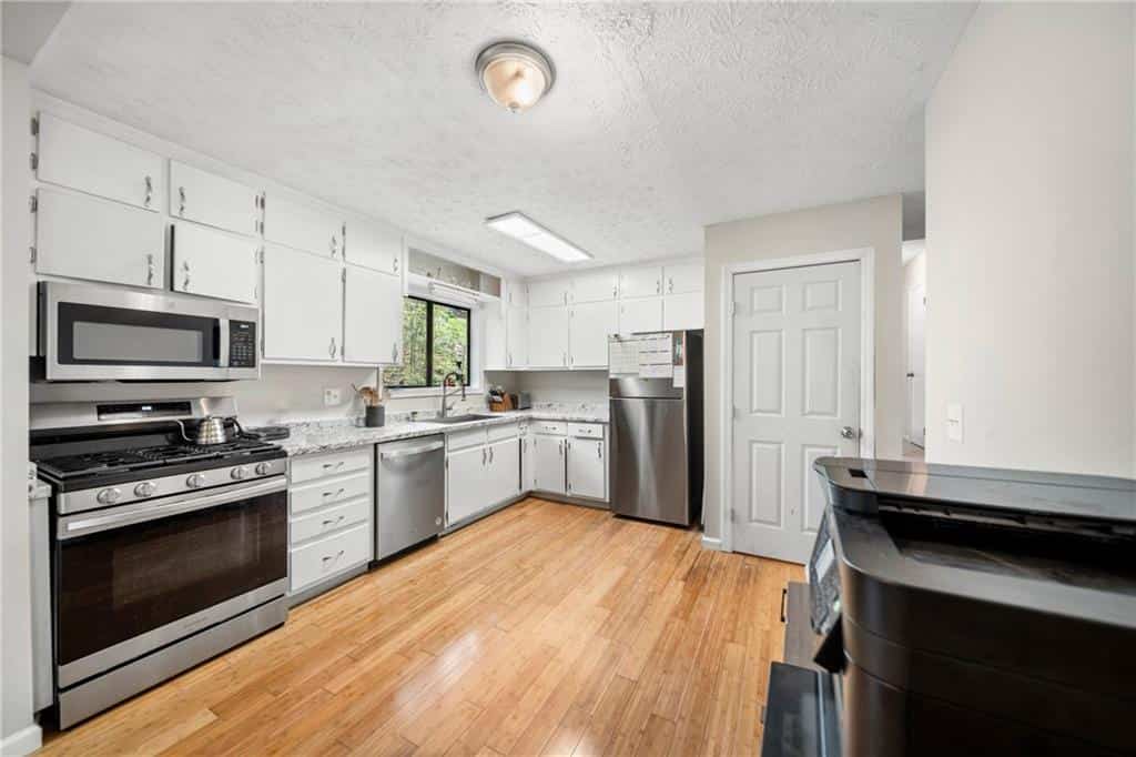 Listing photo 6