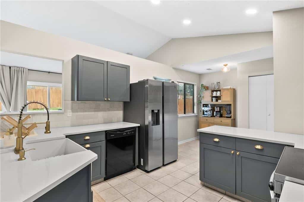 Listing photo 6