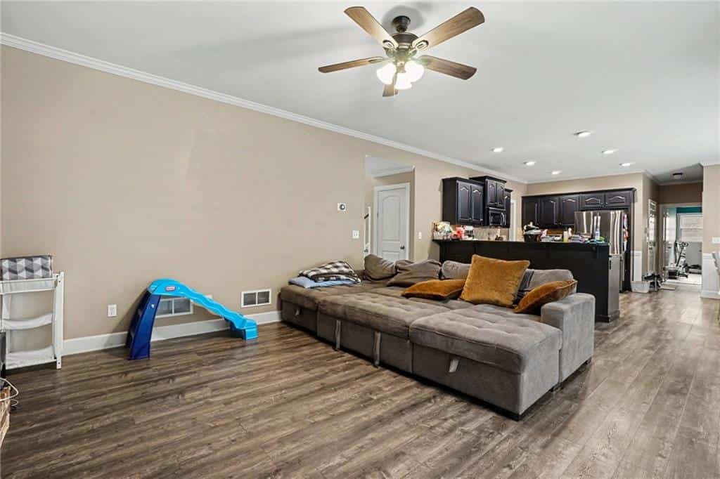 Listing photo 6