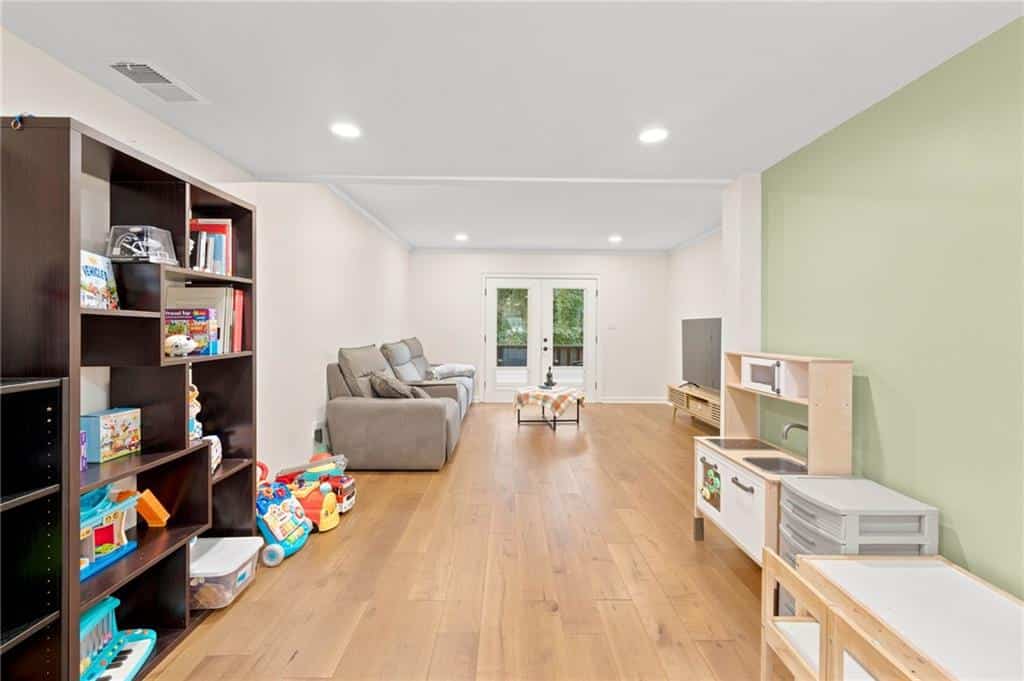 Listing photo 6
