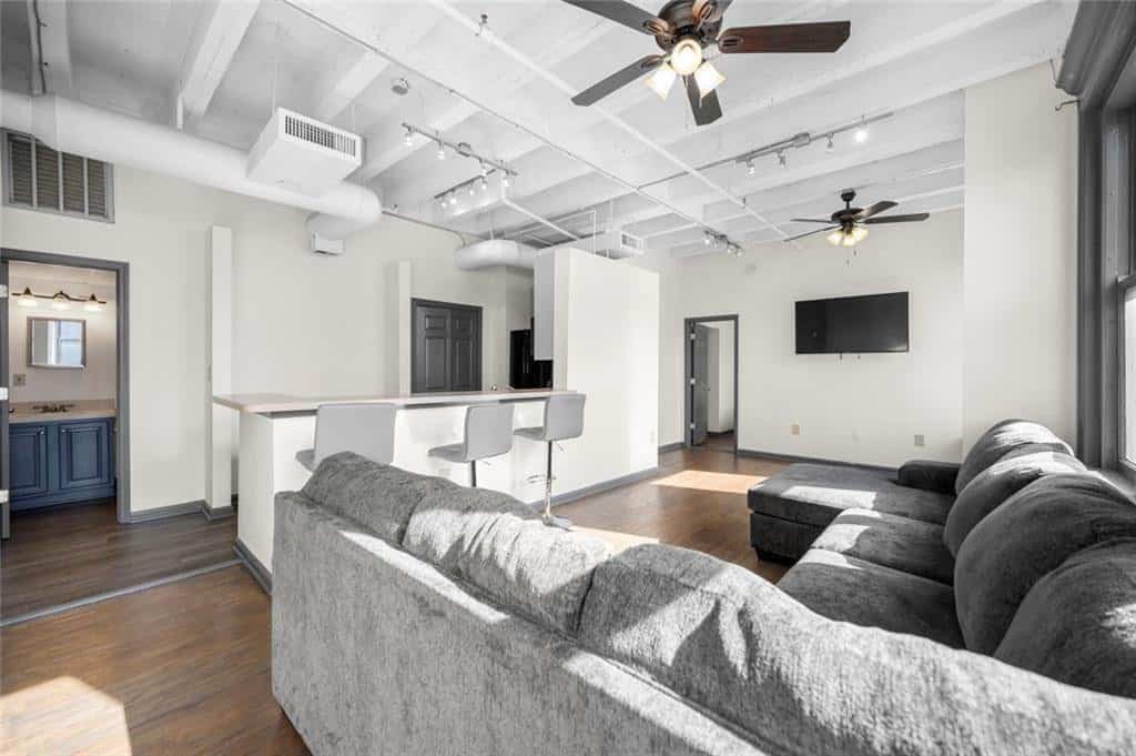 Listing photo 6