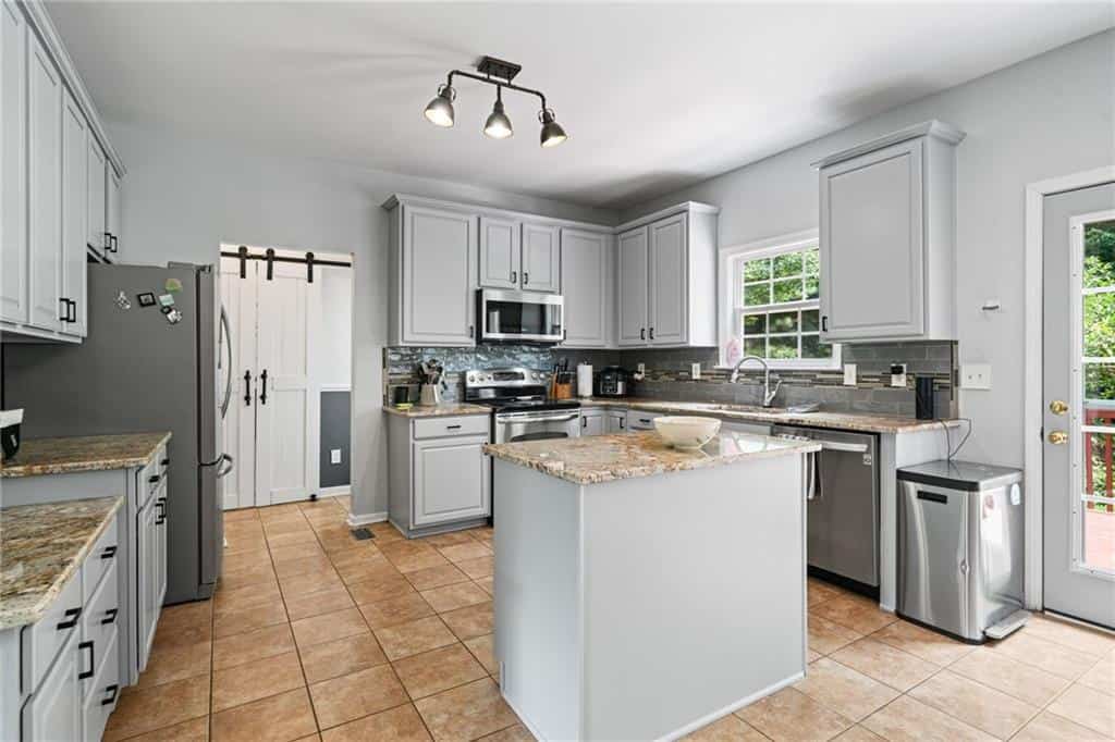 Listing photo 3