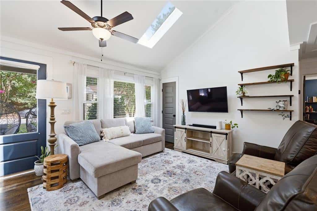 Listing photo 3