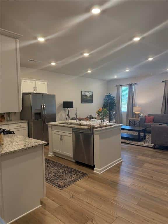 Listing photo 3