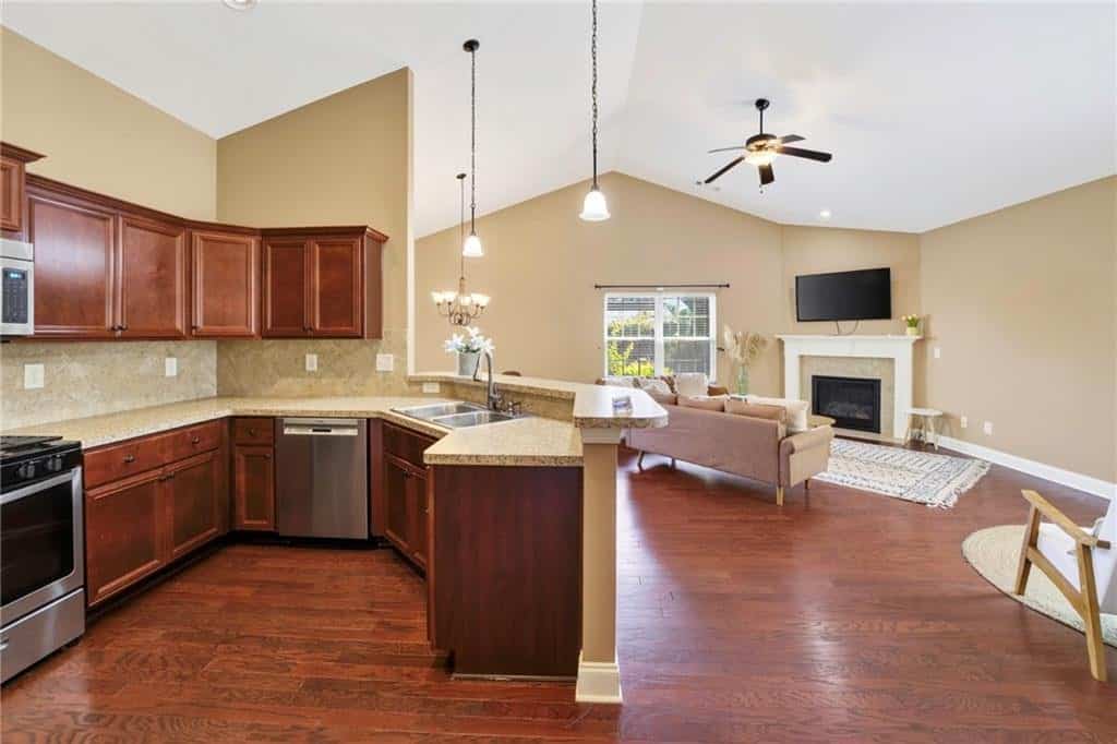 Listing photo 6