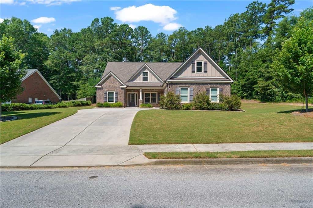 902 Edgewater Drive, Loganville, GA 30052