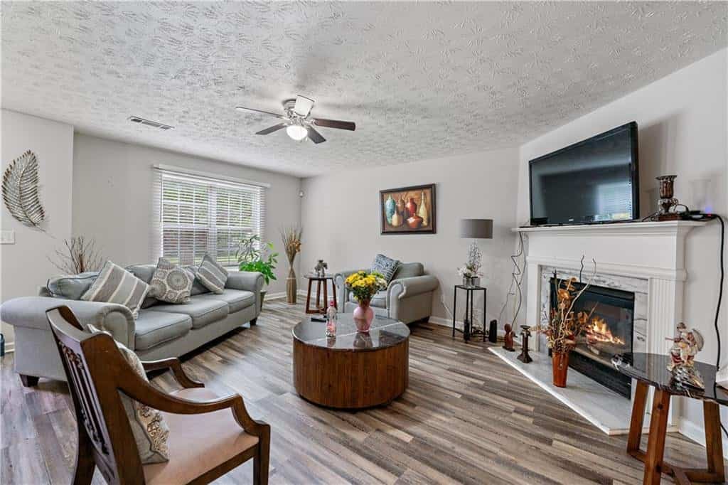 Listing photo 6