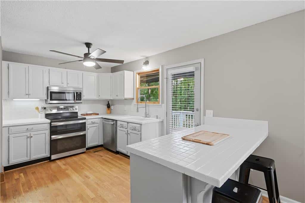 Listing photo 6