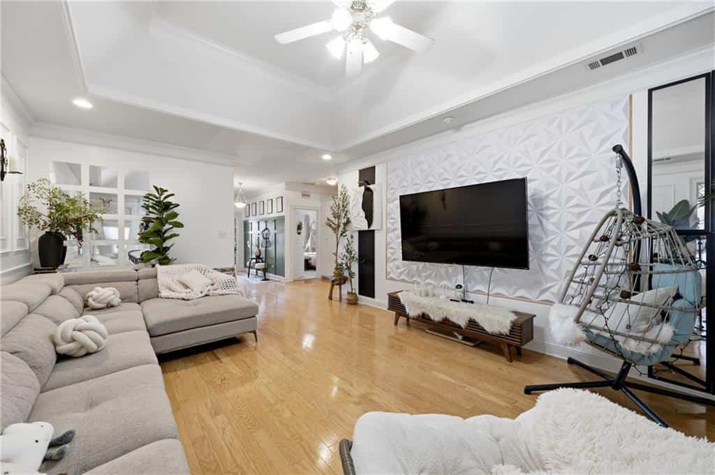Listing photo 6