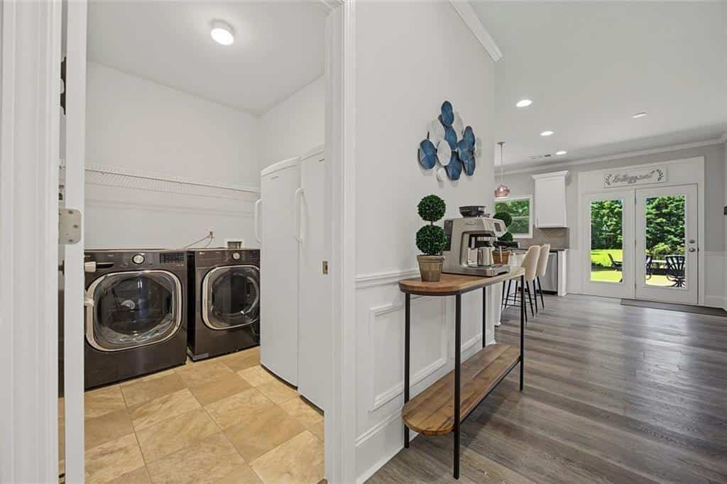 Listing photo 6