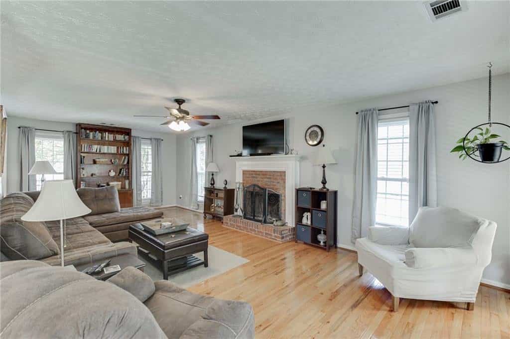 Listing photo 2