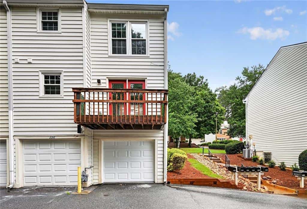 Listing photo 2