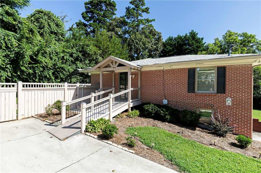Listing photo 3