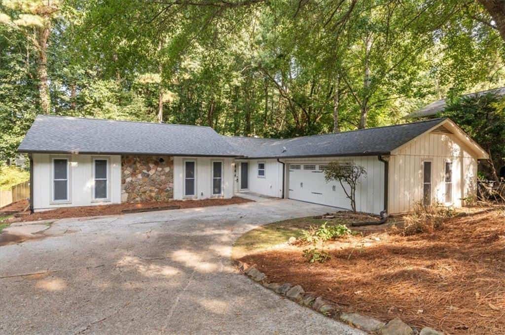 9570 Hillside Drive, Roswell, GA 30076