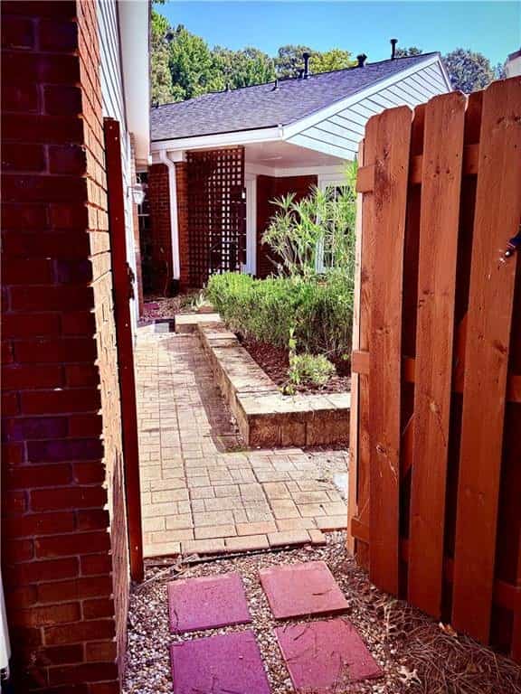 Listing photo 6
