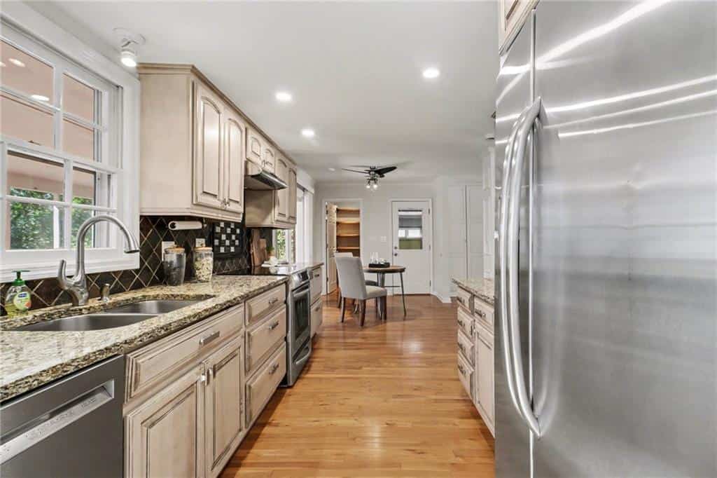 Listing photo 3
