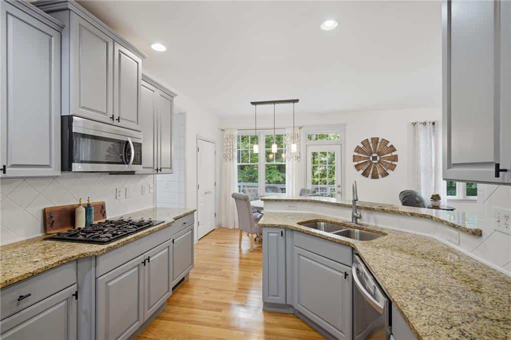 Listing photo 6