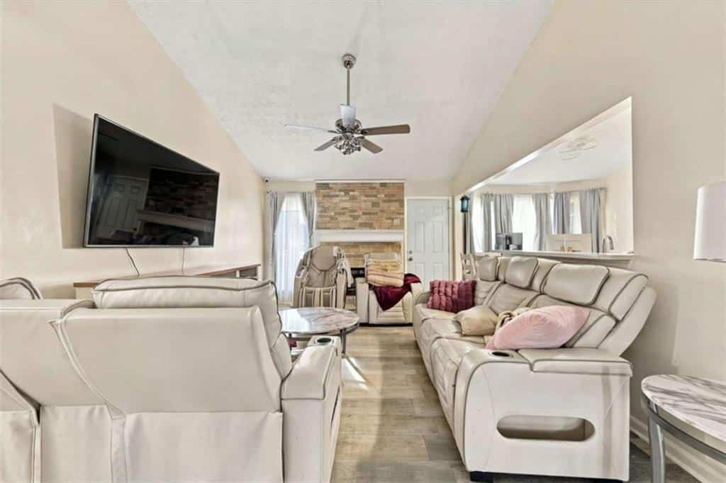 Listing photo 6