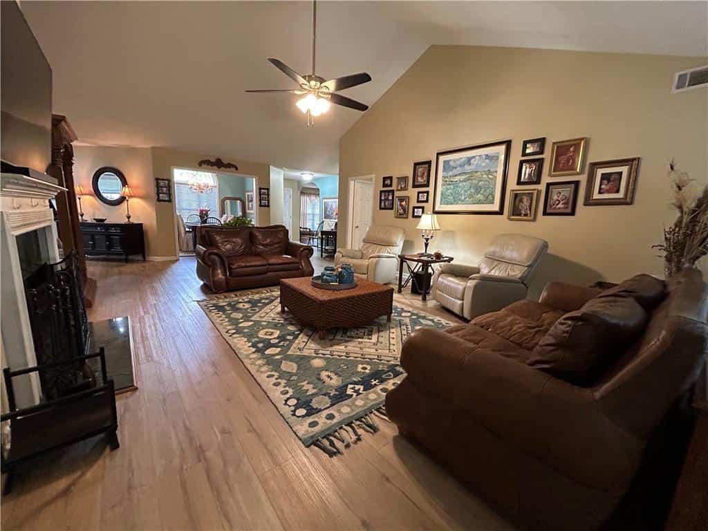 Listing photo 6