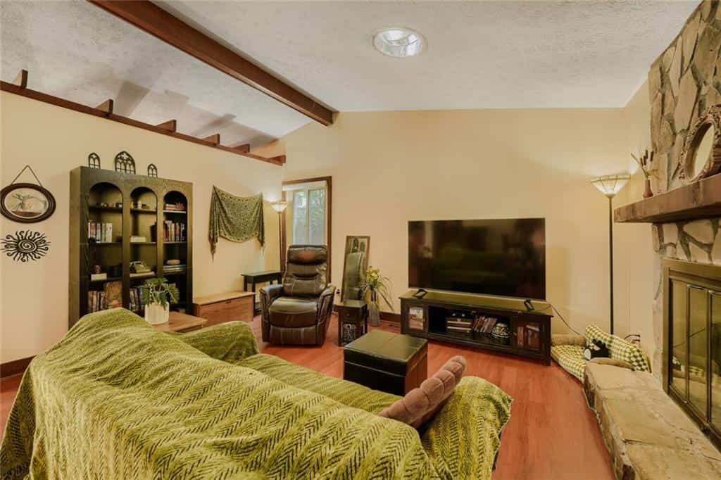 Listing photo 6