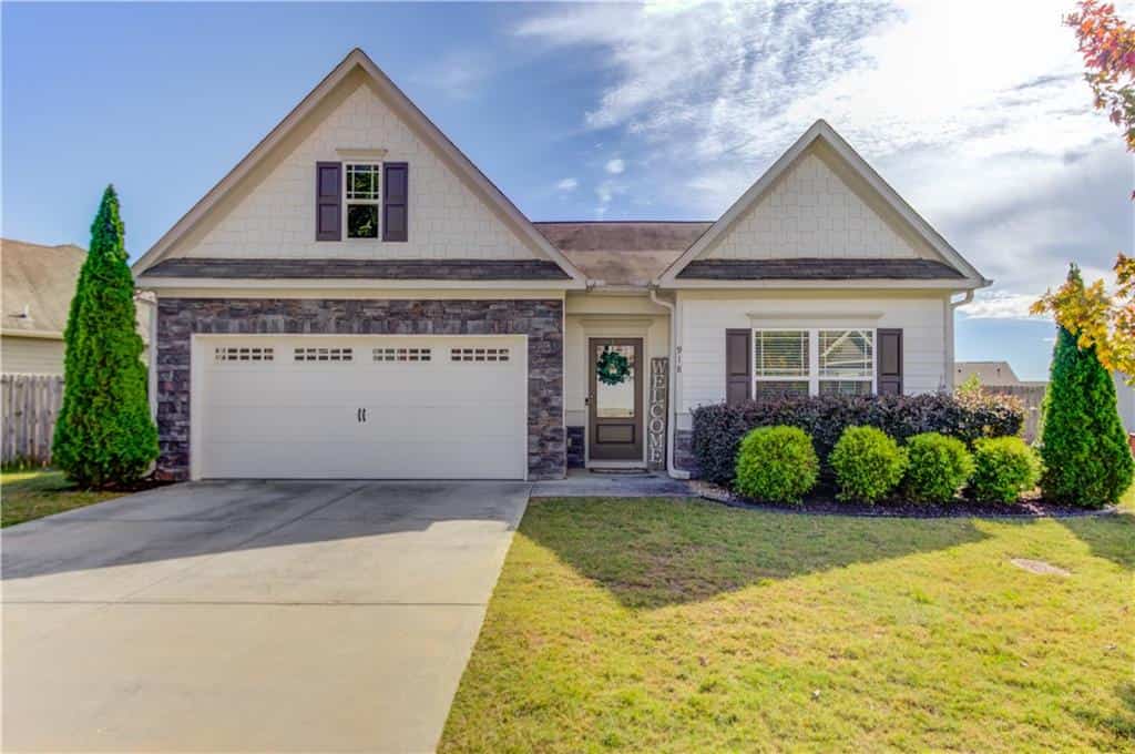 918 Blind Brook Circle, Hoschton, GA 30548