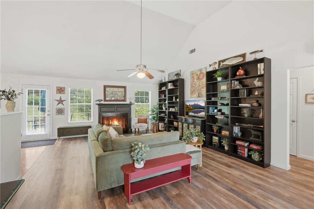 Listing photo 6