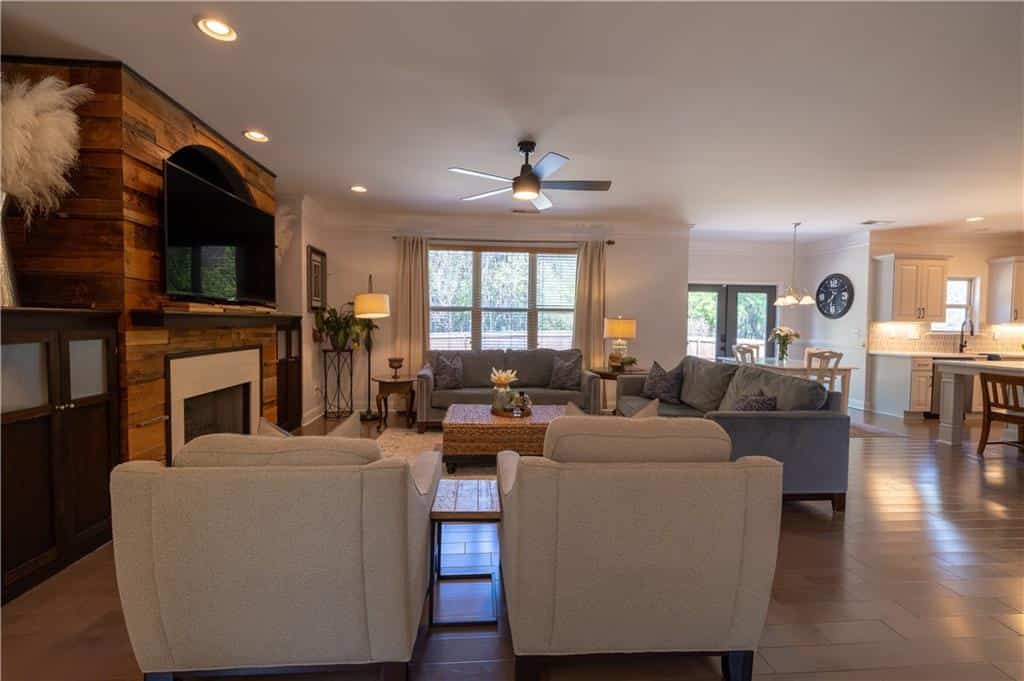 Listing photo 6