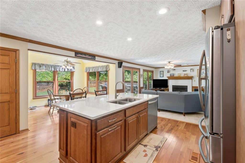 Listing photo 6