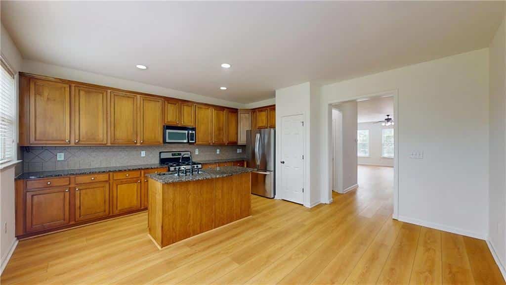 Listing photo 6