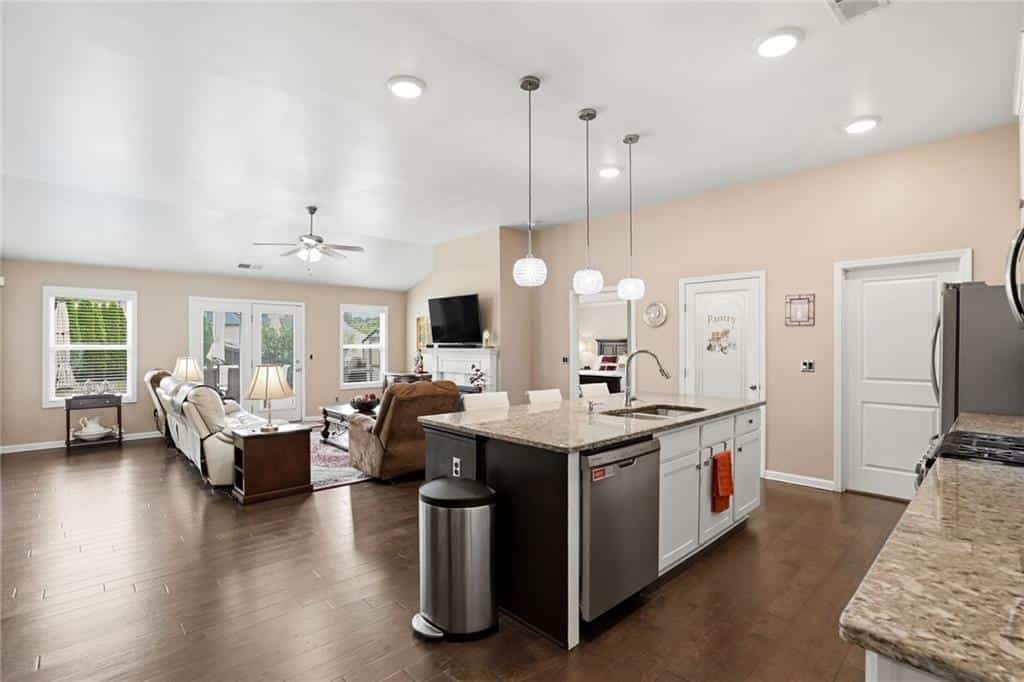 Listing photo 6