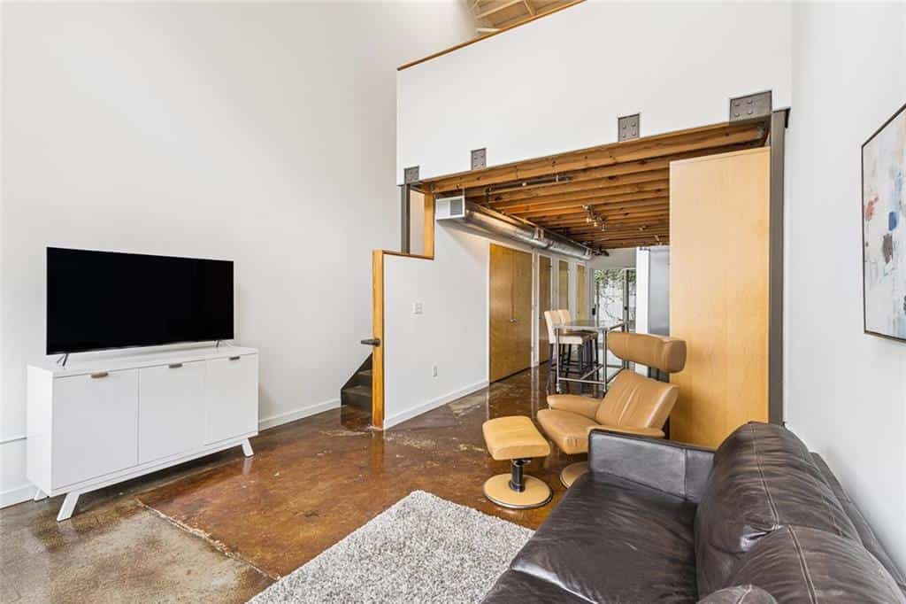 Listing photo 6